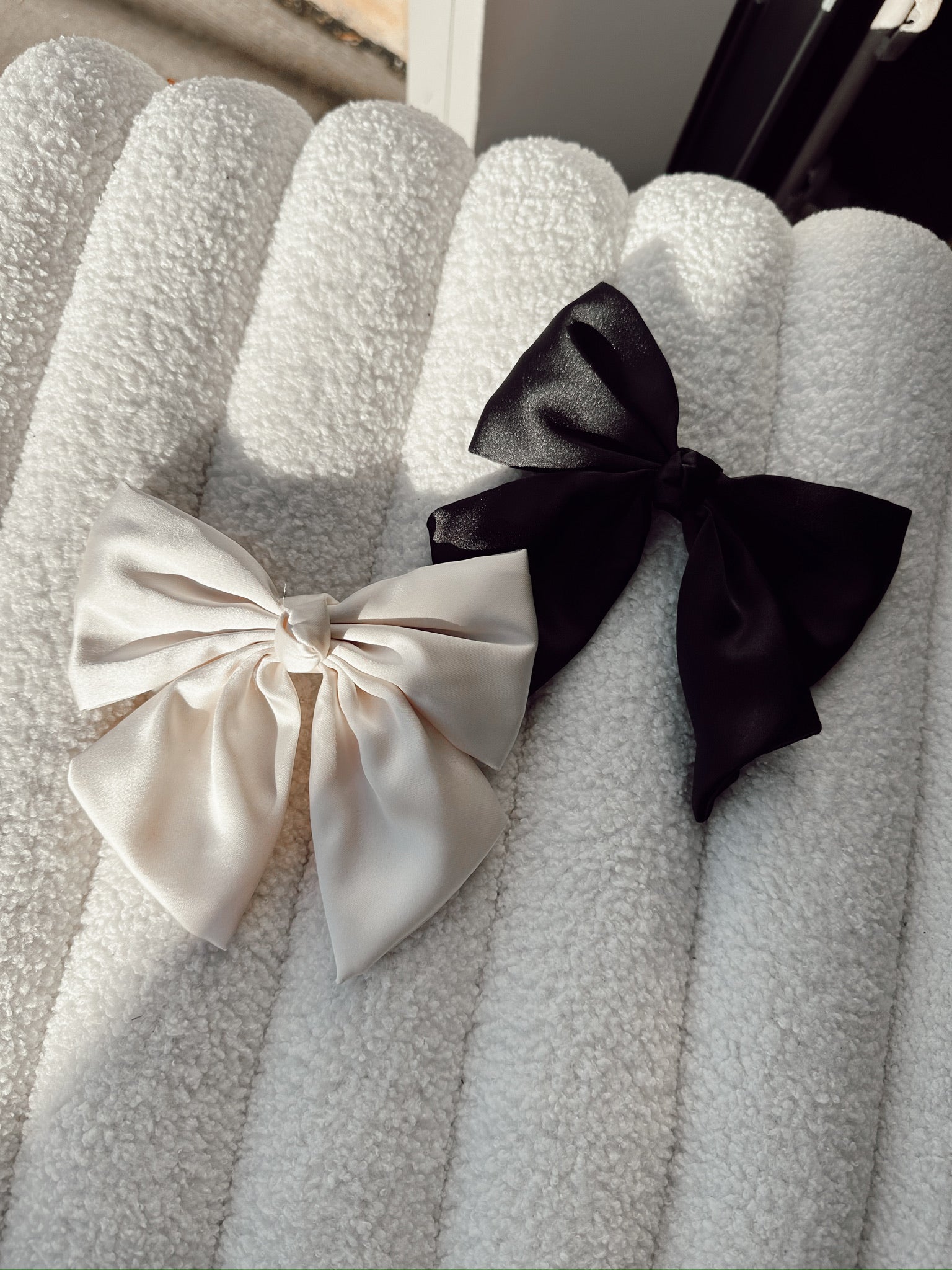 Picture of a cream & black bow