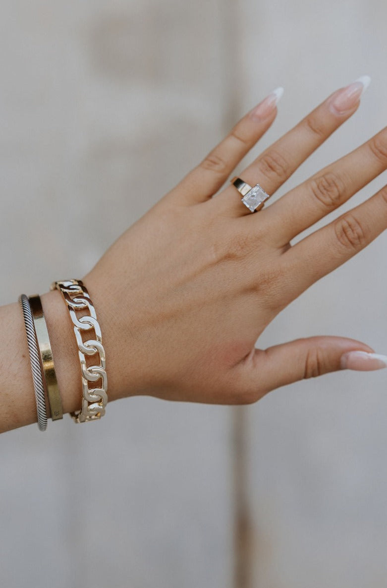 A hand is shown wearing the Beck Chain Bangle on the wrist.