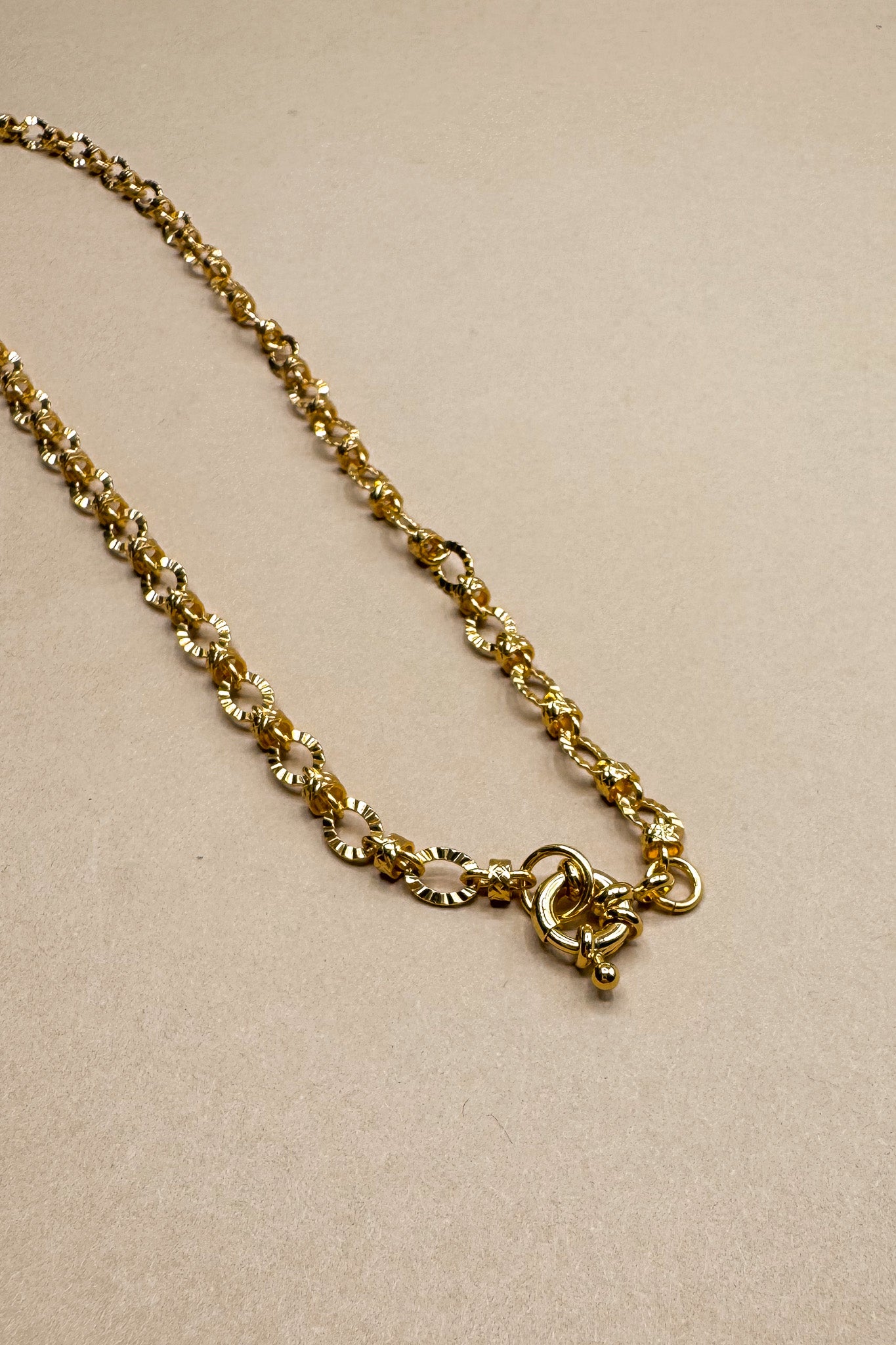 Aria Gold Ribbed Chain Lariat Necklace- close up front view