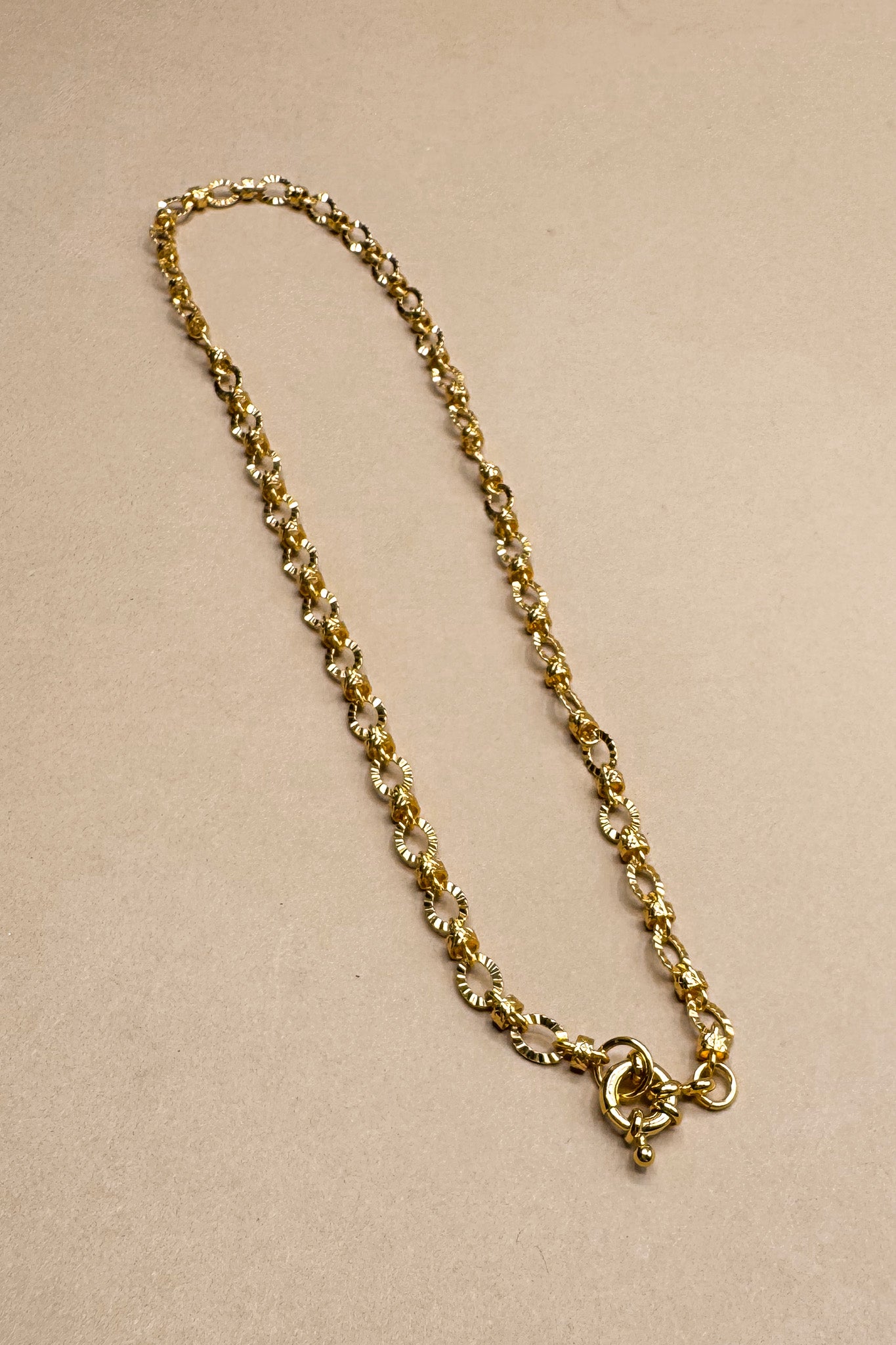 Aria Gold Ribbed Chain Lariat Necklace- front view
