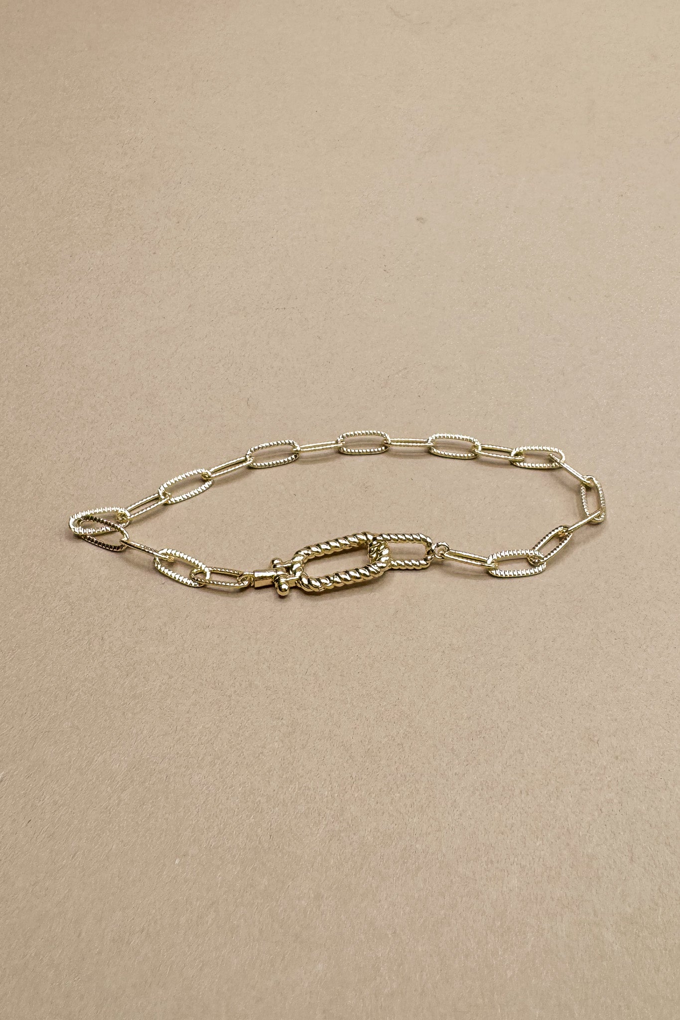 Ada Gold Ribbed Chain Link Bracelet- close up front view