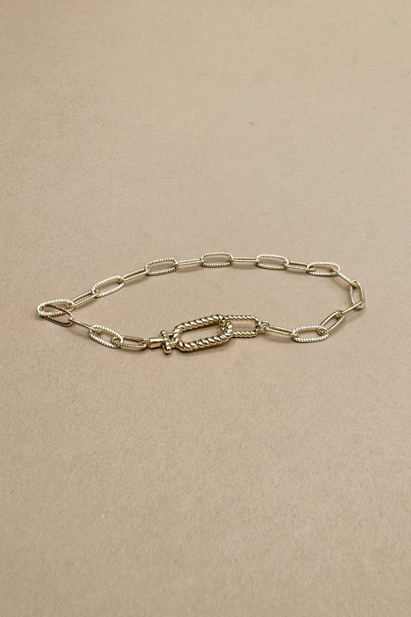 Ada Gold Ribbed Chain Link Bracelet- front view