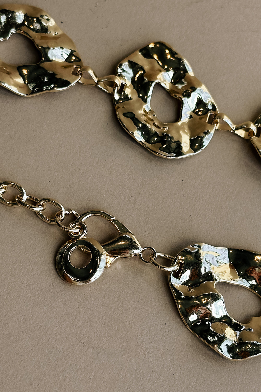 Hazel Gold Hammered Medallions Chain Link Belt- close up view