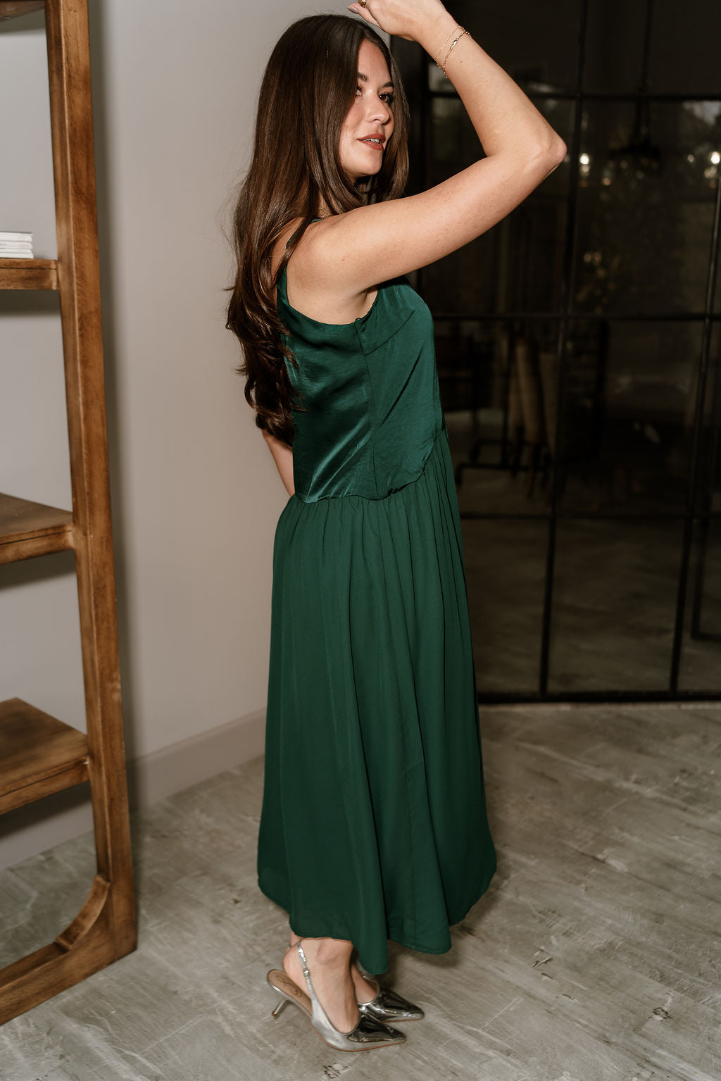 Chic Green Midi Dress with Subtle Shine and Elegance S Chic Green Midi Dress with Subtle Shine and Elegance S