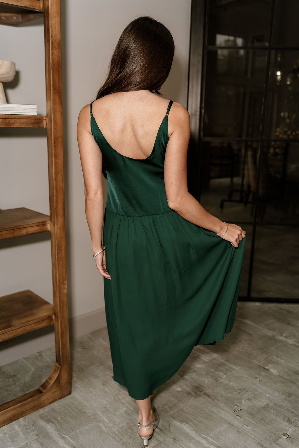 Chic Green Midi Dress with Subtle Shine and Elegance S Chic Green Midi Dress with Subtle Shine and Elegance S