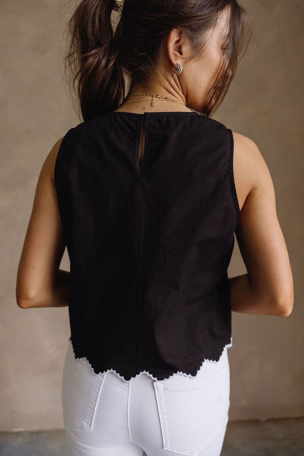 Nylah Black & White Stitch Floral Scallop Tank- close up back view