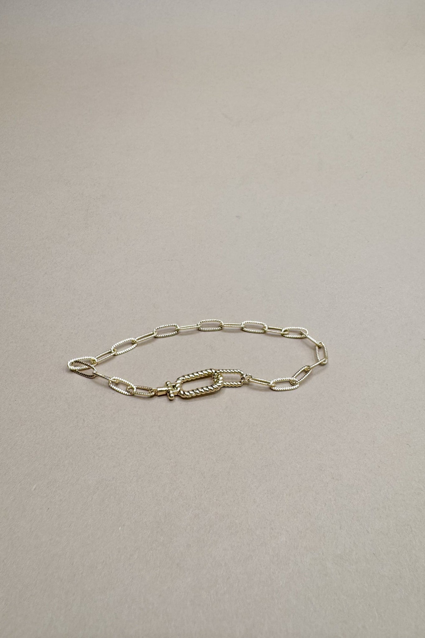 Ada Gold Ribbed Chain Link Bracelet- close up front view