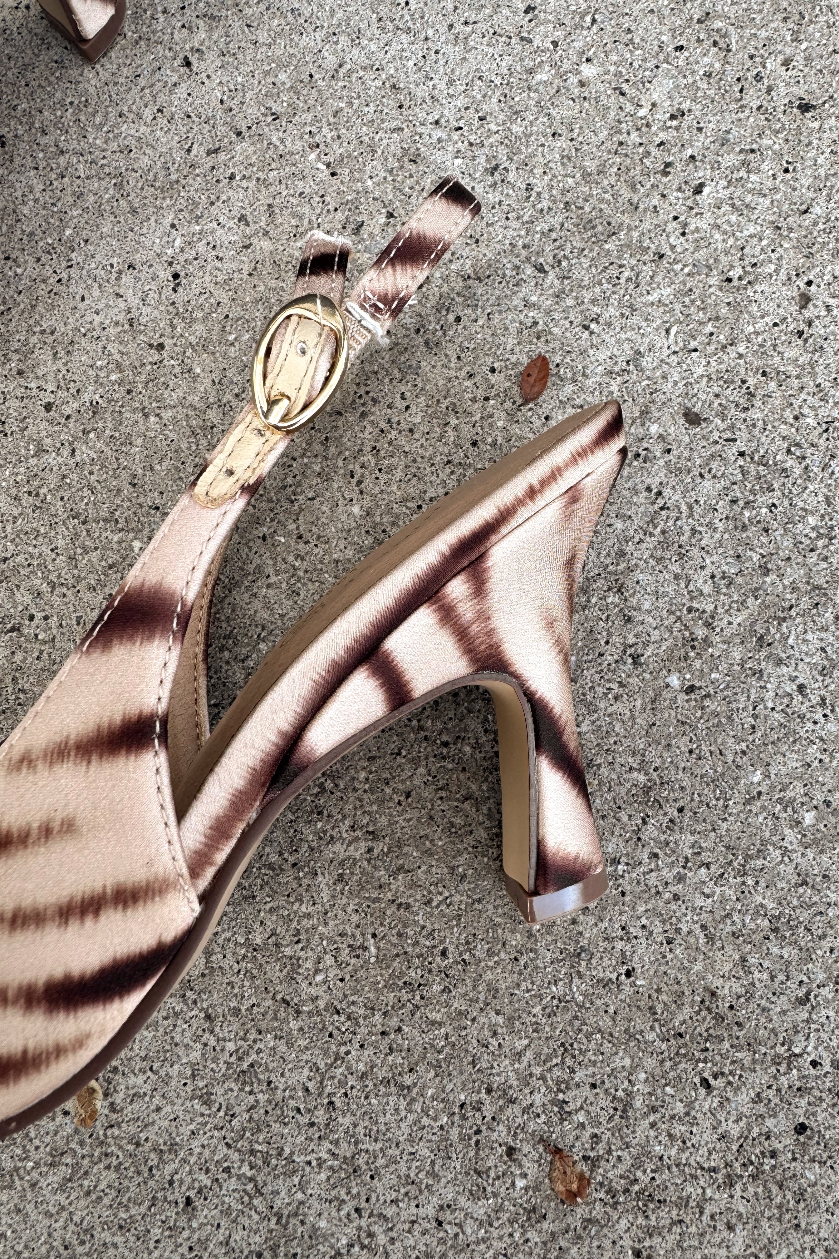 Chinese Laundry Riri Camel Multi Heel- close up heel view