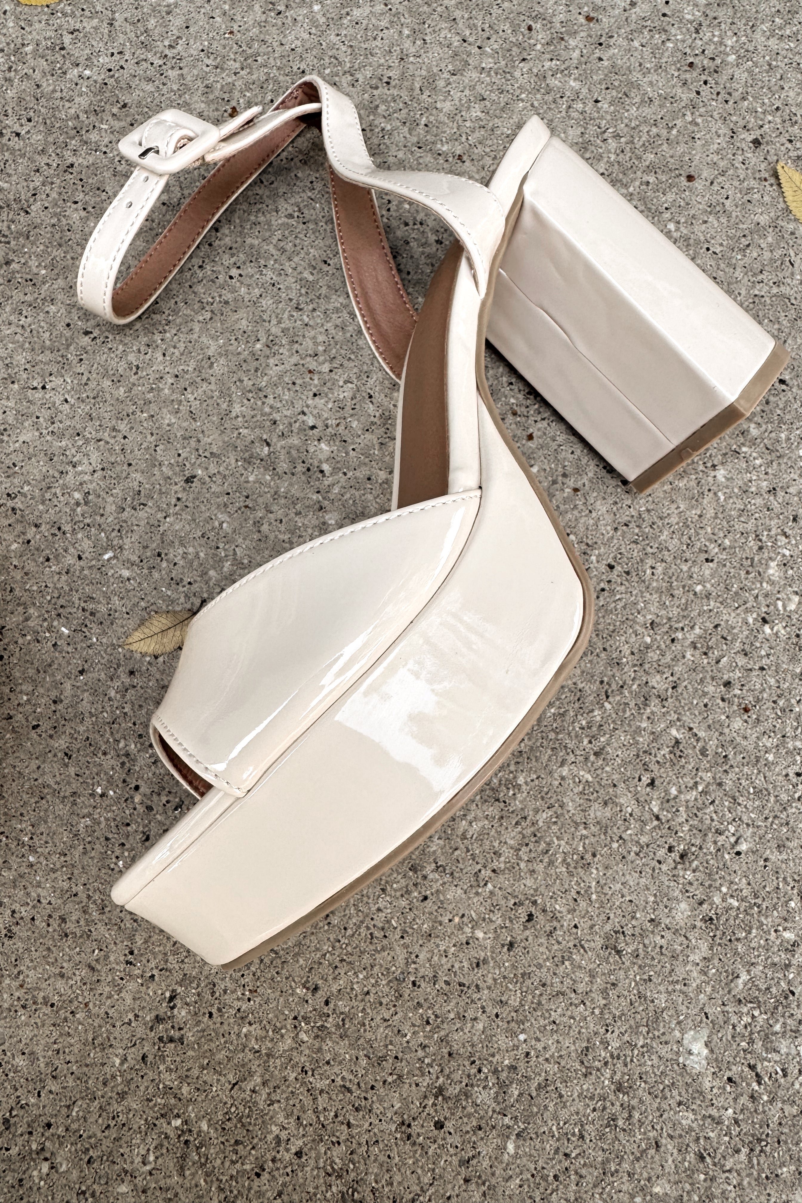 Chinese Laundry Theresa Bone Patent Platform Heel- close up side view