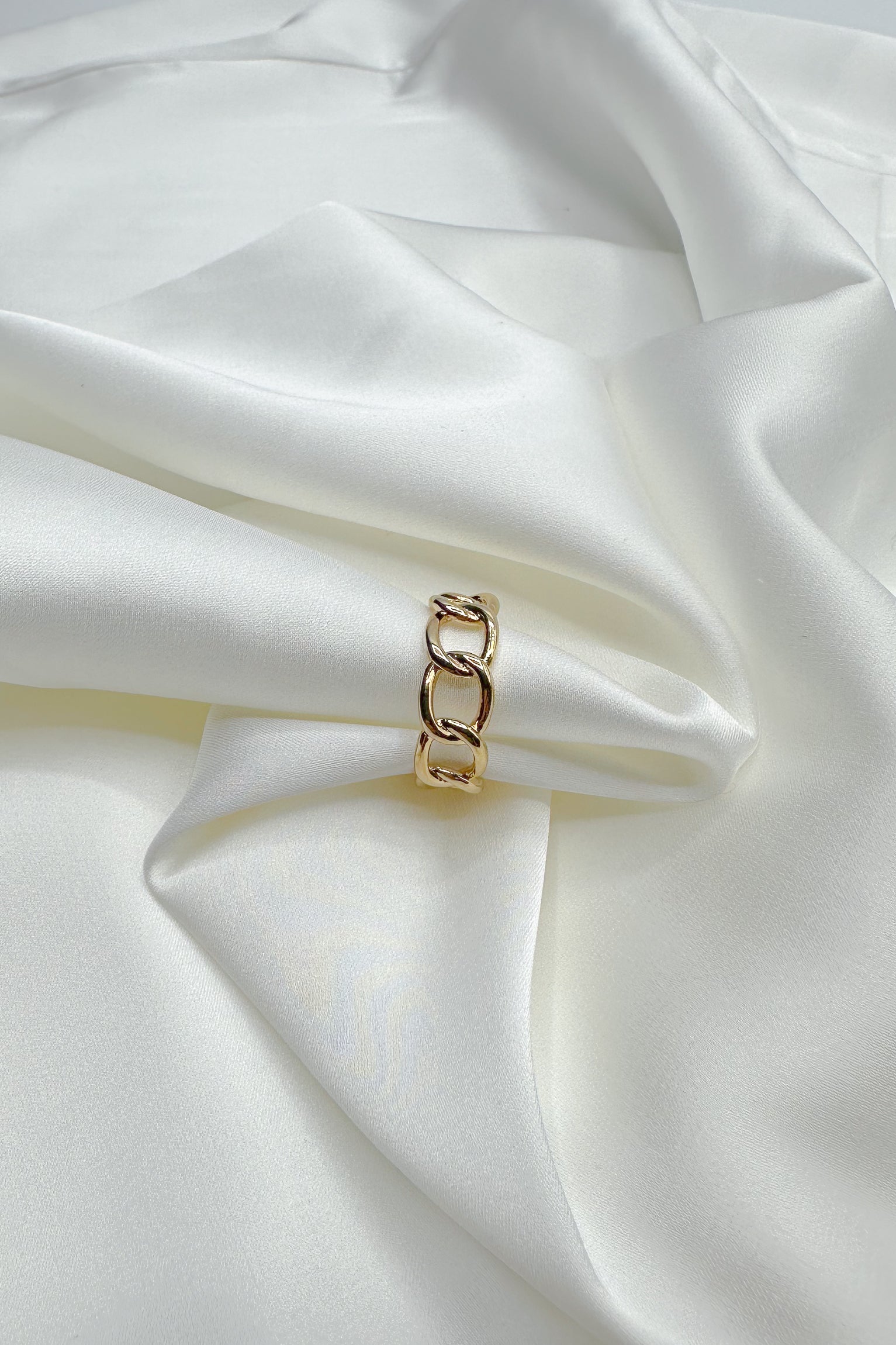 Nova Gold Chain Link Ring- close up view