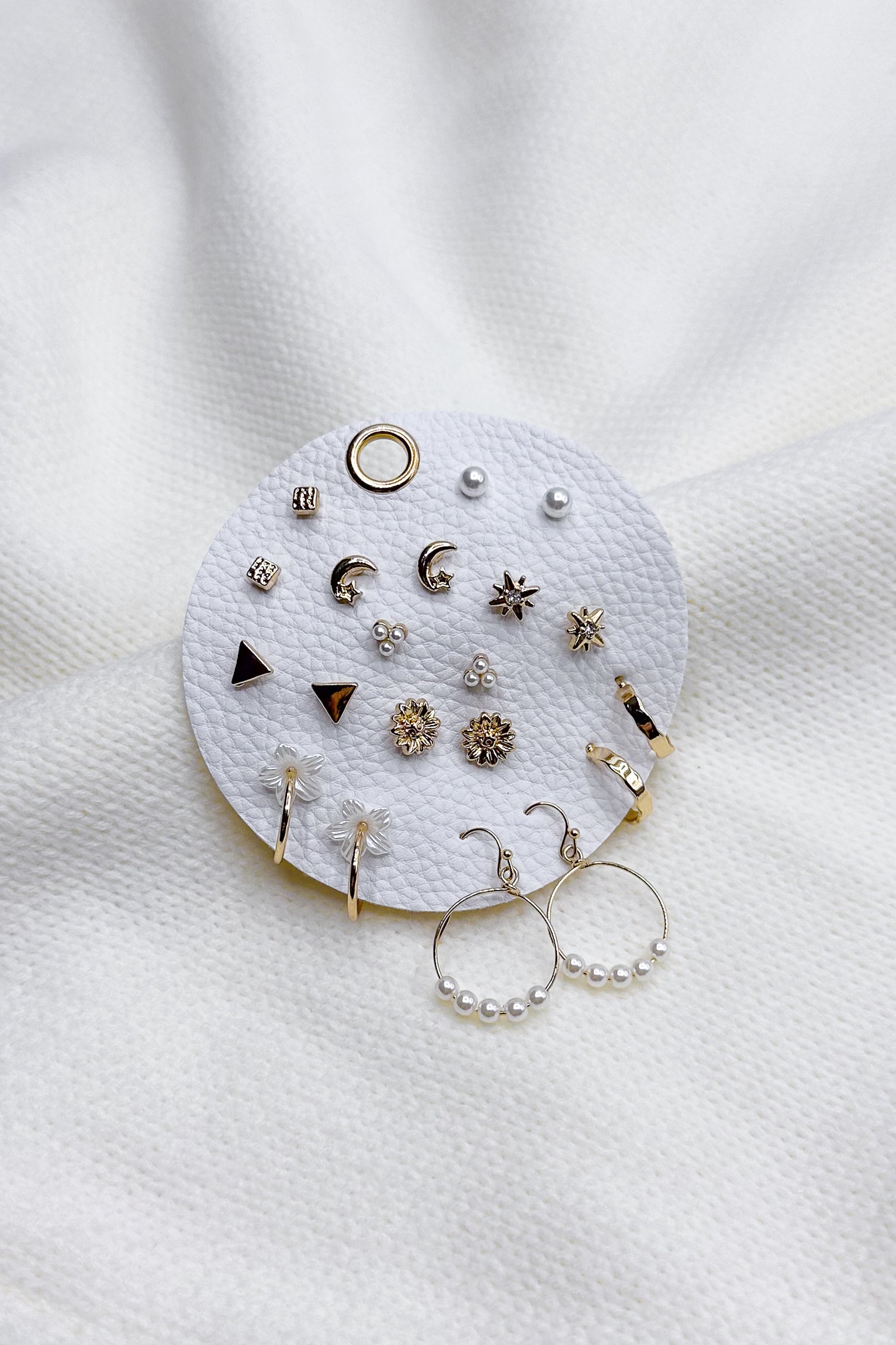 Evelyn Pearl Stud & Hoop Earring Set -gold- close up view