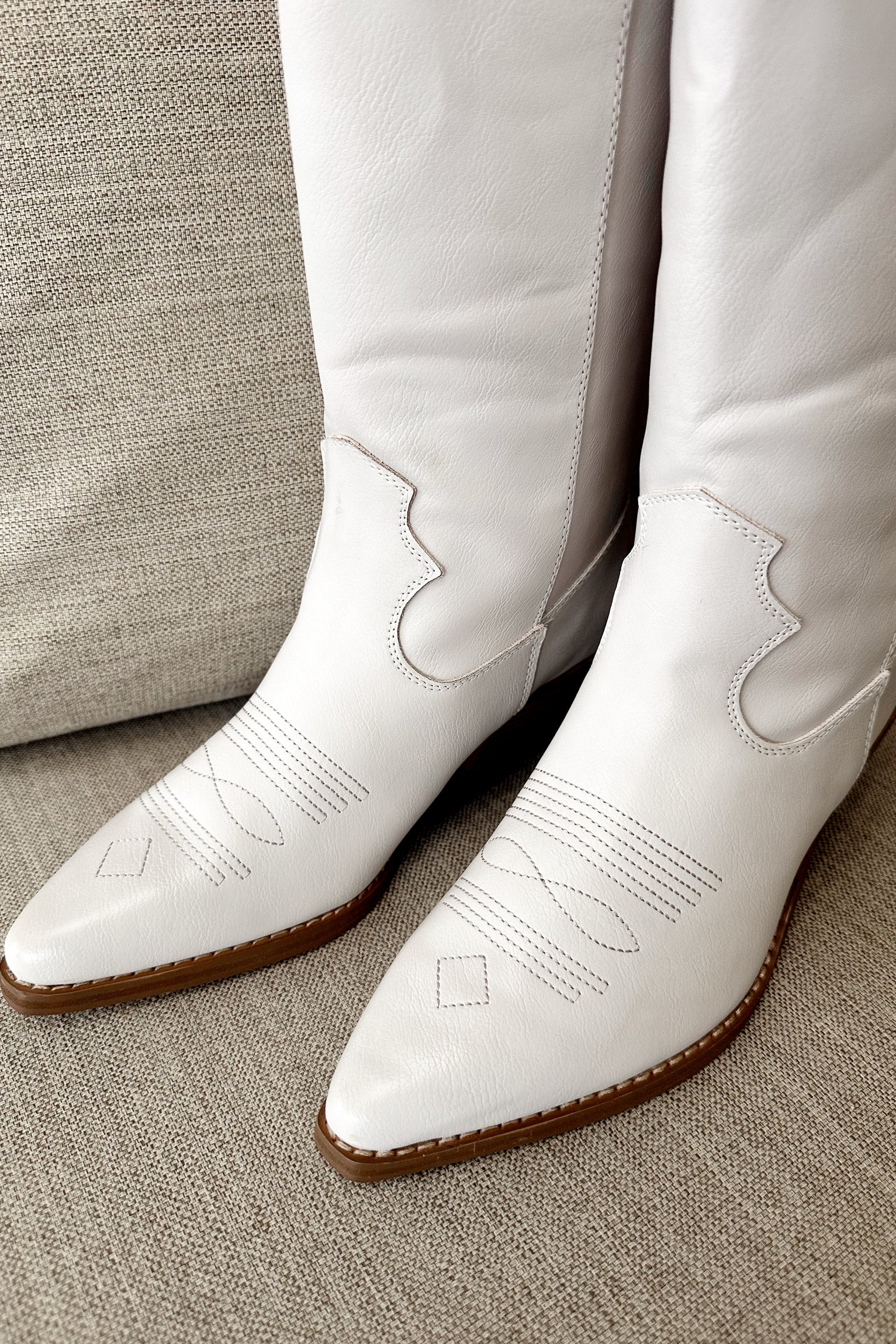 Matisse Bodhi Distressed White Western Boot- close up front angle view